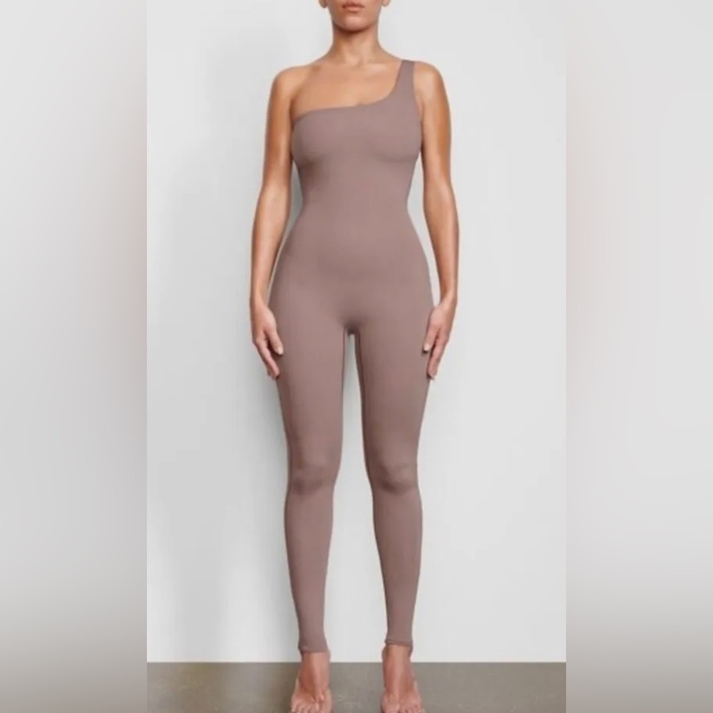 SKIMS All-In-One One Shoulder Catsuit Jumpsuit sienna Size XL